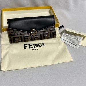 Fendi spring collection/ black wallet on chain